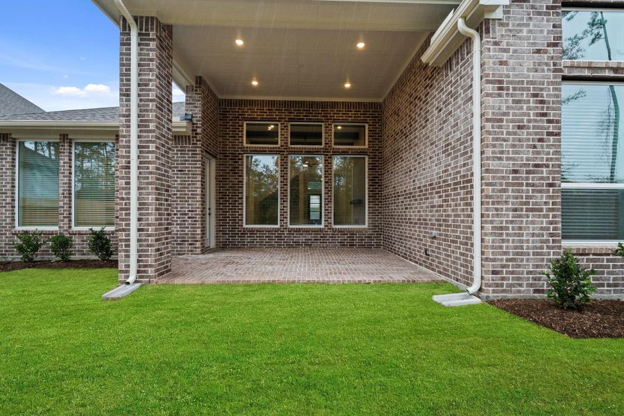 Exterior details and patio area of a home in Evergreen, Conroe (Image 26).