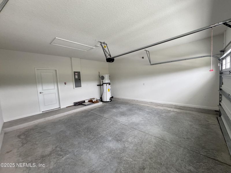 Spacious, unfurnished interior of a new home in Hyland Trail, Green Cove Springs (Image 35).