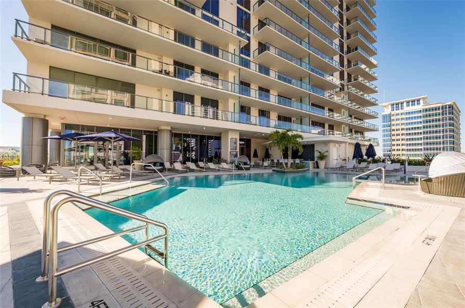 Condo located in St. Petersburg, FL showcasing its design and architecture (Image 37).