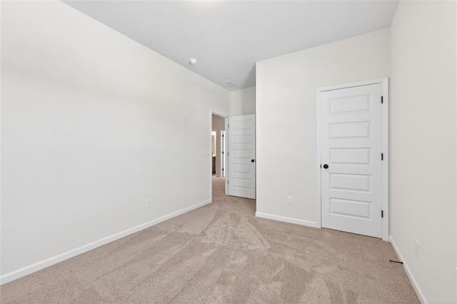 Spacious, unfurnished interior of a new home in Oakmont, Dallas (Image 20).