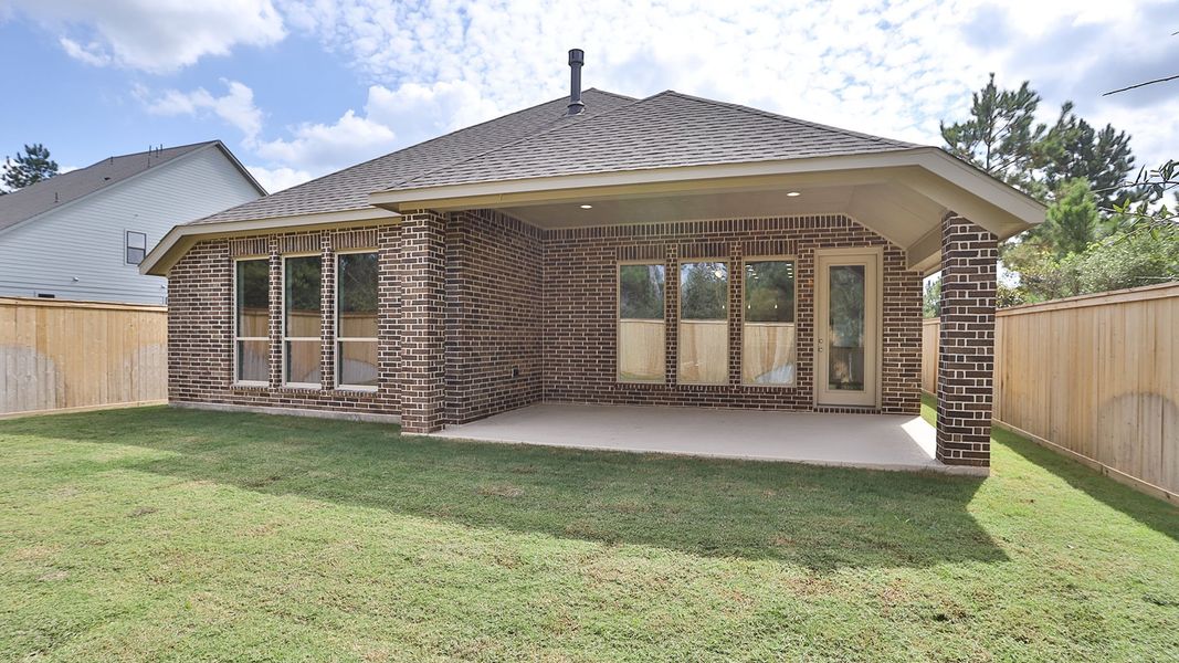 Exterior details and patio area of a home in Kresston 50', Montgomery (Image 2).
