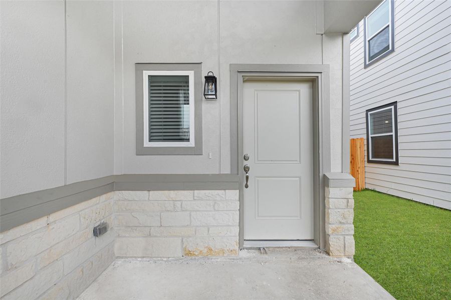 Exterior details and patio area of a home in Aldine Pines, Houston (Image 4).