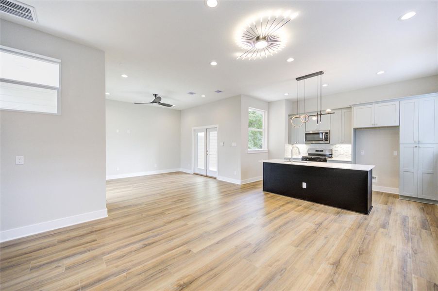 Spacious, unfurnished interior of a new home in , Houston (Image 12).
