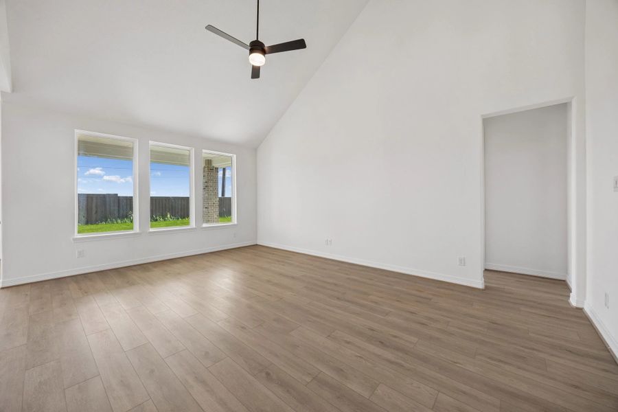 Spacious, unfurnished interior of a new home in Brookewater, Rosenberg (Image 13).