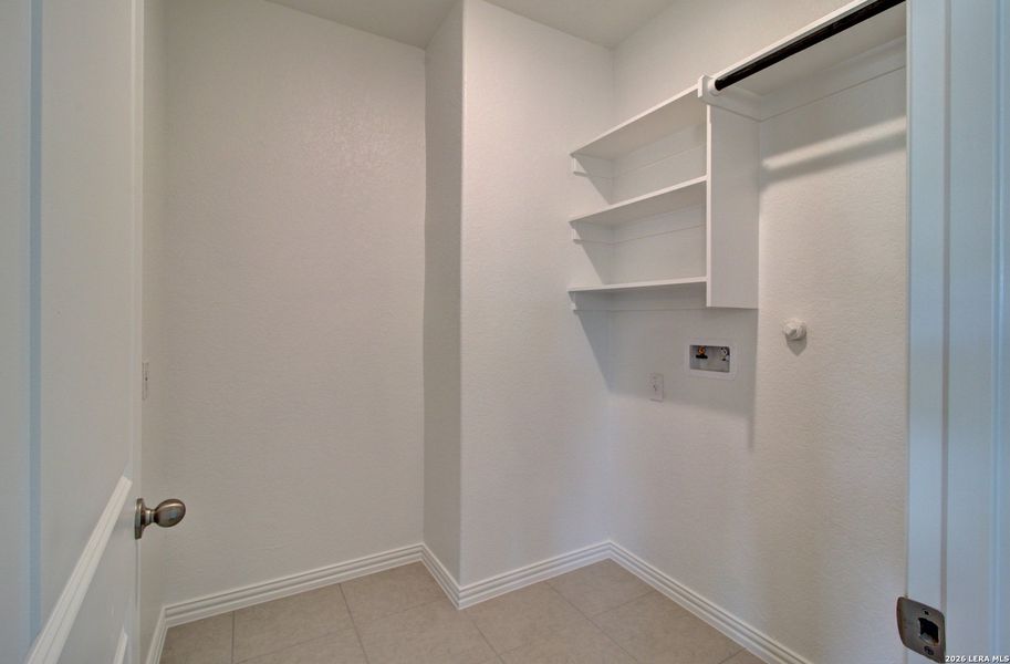 Spacious, unfurnished interior of a new home in Clear Creek, New Braunfels (Image 25).