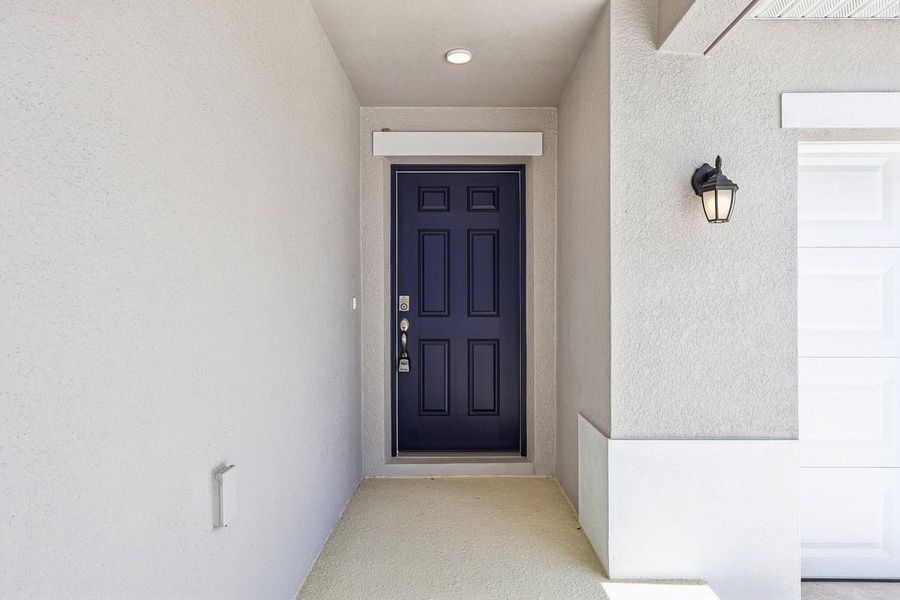 Exterior details and patio area of a home in Hilliard Ridge, Kissimmee (Image 3).