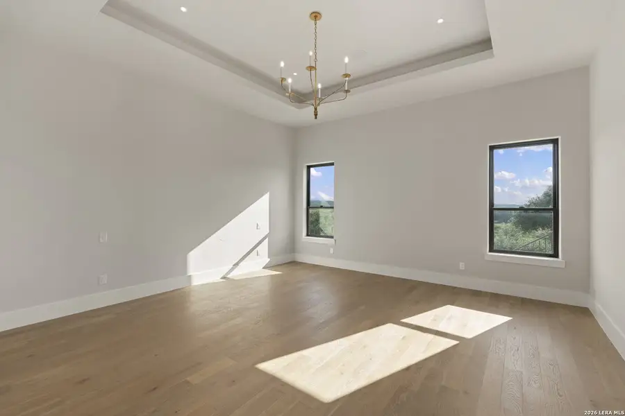 Spacious, unfurnished interior of a new home in , Canyon Lake (Image 64).