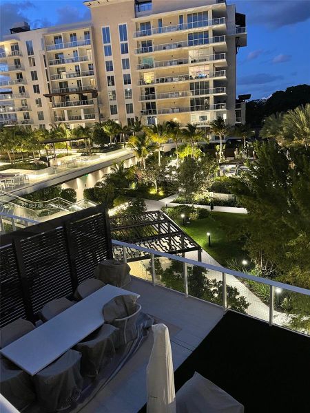 Condo located in Boca Raton, FL showcasing its design and architecture (Image 3).