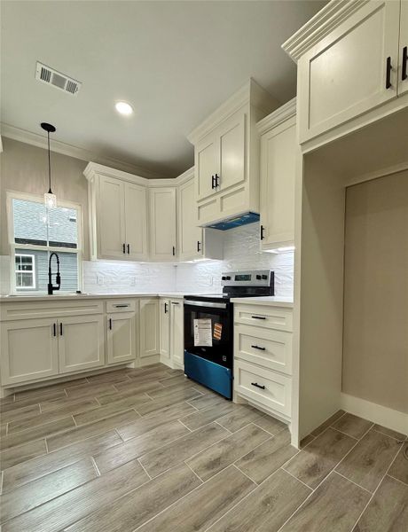 Furnished interior view inside a new home in , Vidor (Image 6).