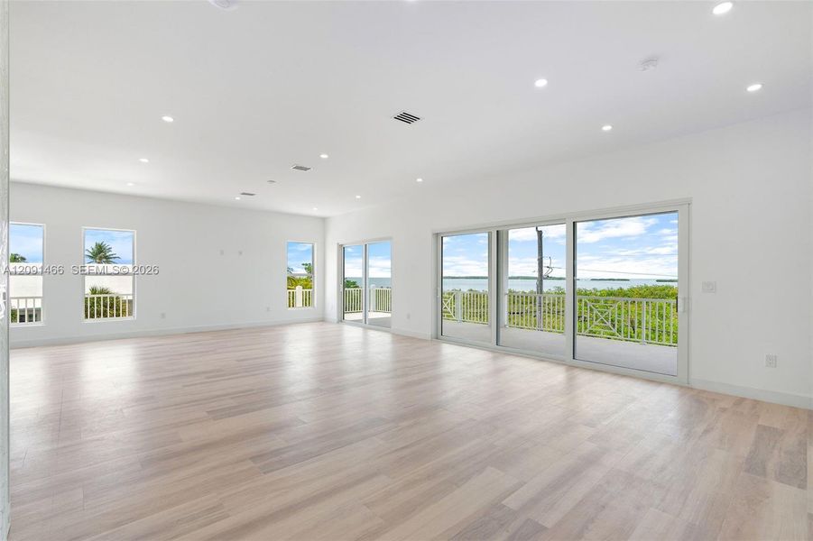 Spacious, unfurnished interior of a new home in , Tavernier (Image 80).