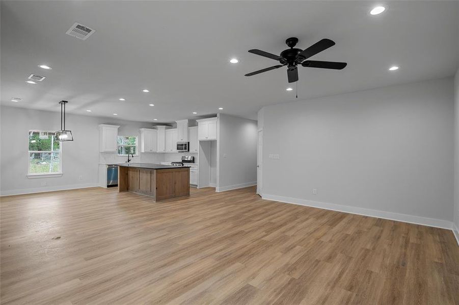 Spacious, unfurnished interior of a new home in , Bellmead (Image 15).