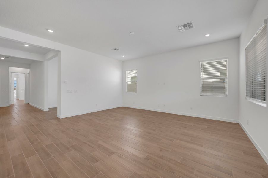 Spacious, unfurnished interior of a new home in Terraza, San Tan Valley (Image 17).