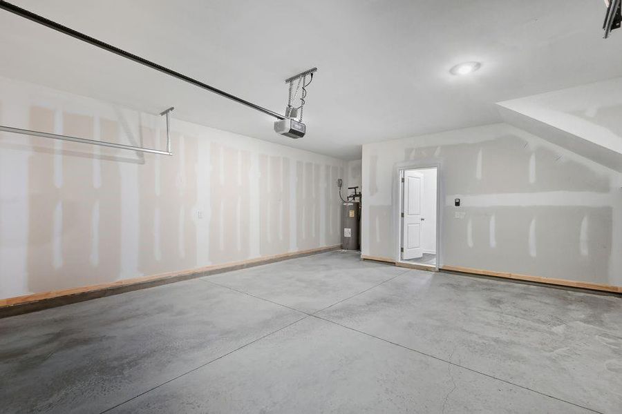 Spacious, unfurnished interior of a new home in Auburn Glen, Dacula (Image 12).