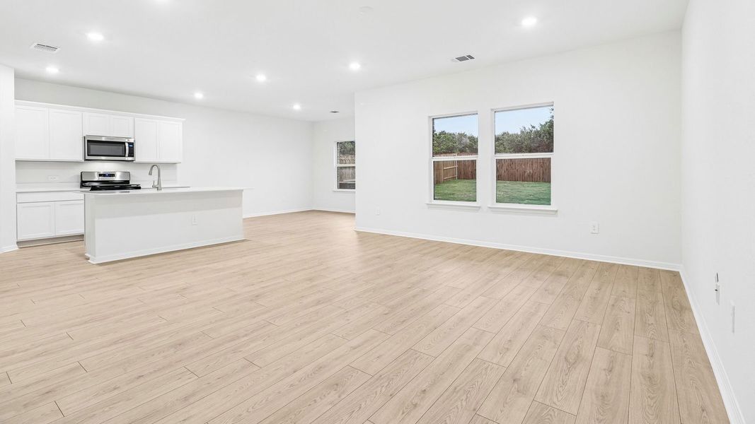 Spacious, unfurnished interior of a new home in Bar W Ranch, Leander (Image 13).