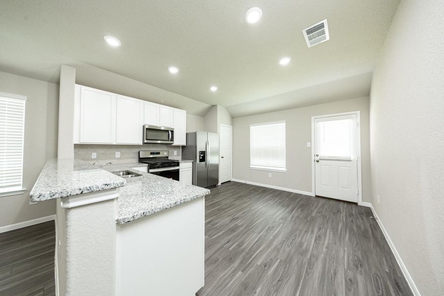 Furnished interior view inside a new home in Mackenzie Creek, Conroe (Image 5).