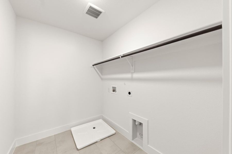 Spacious, unfurnished interior of a new home in Painted Tree, McKinney (Image 14).