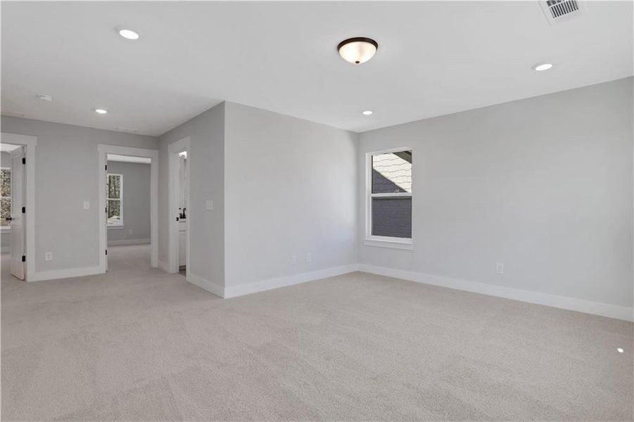 Spacious, unfurnished interior of a new home in Cambridge, Flowery Branch (Image 43).
