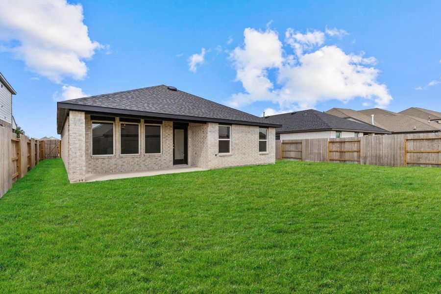 Exterior details and patio area of a home in Sunterra Lakes, Katy (Image 3).
