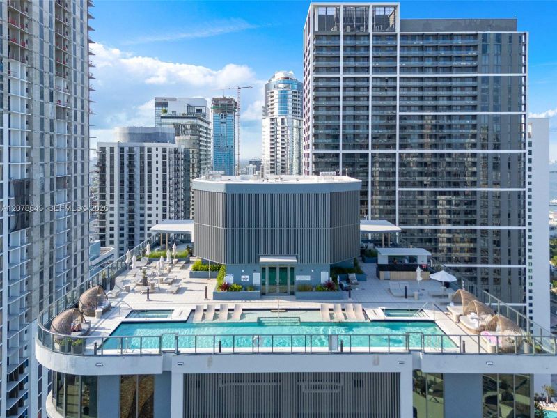 Condo located in Miami, FL showcasing its design and architecture (Image 31).