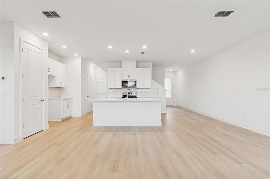 Spacious, unfurnished interior of a new home in North River Ranch – Townhomes, Parrish (Image 22).