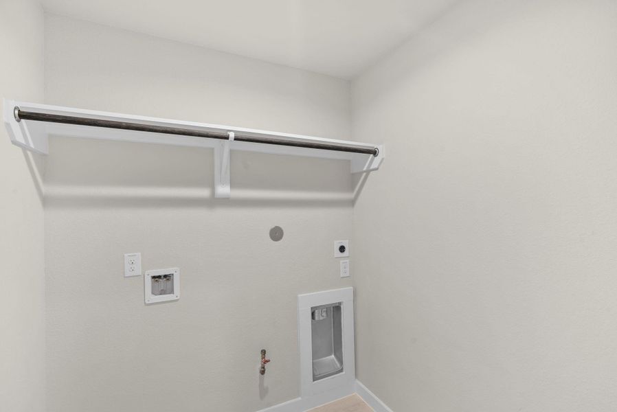 Spacious, unfurnished interior of a new home in Huntington Place, Rosharon (Image 23).