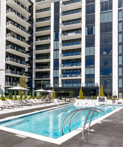 Condo located in Atlanta, GA showcasing its design and architecture (Image 3).