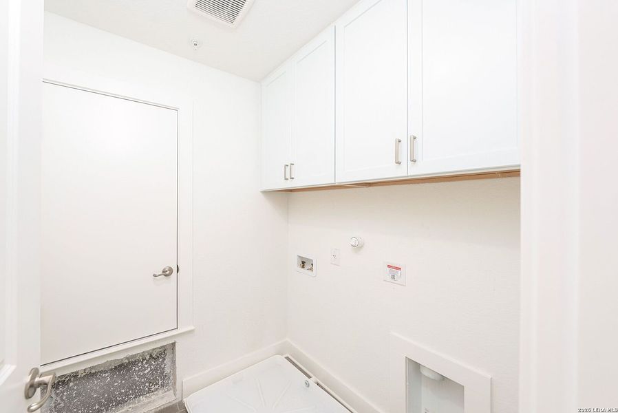 Spacious, unfurnished interior of a new home in Victoria Commons, San Antonio (Image 20).