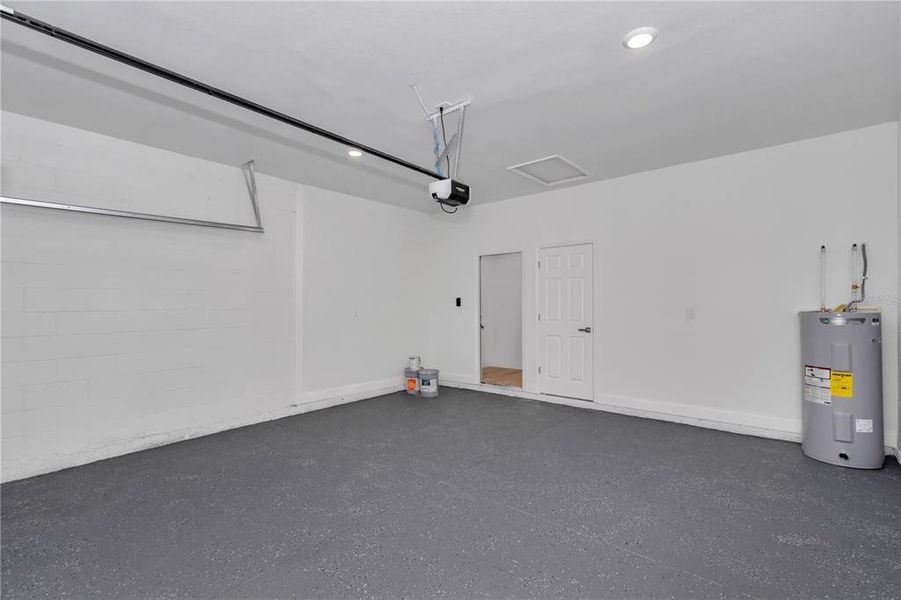 Spacious, unfurnished interior of a new home in , Ocala (Image 46).