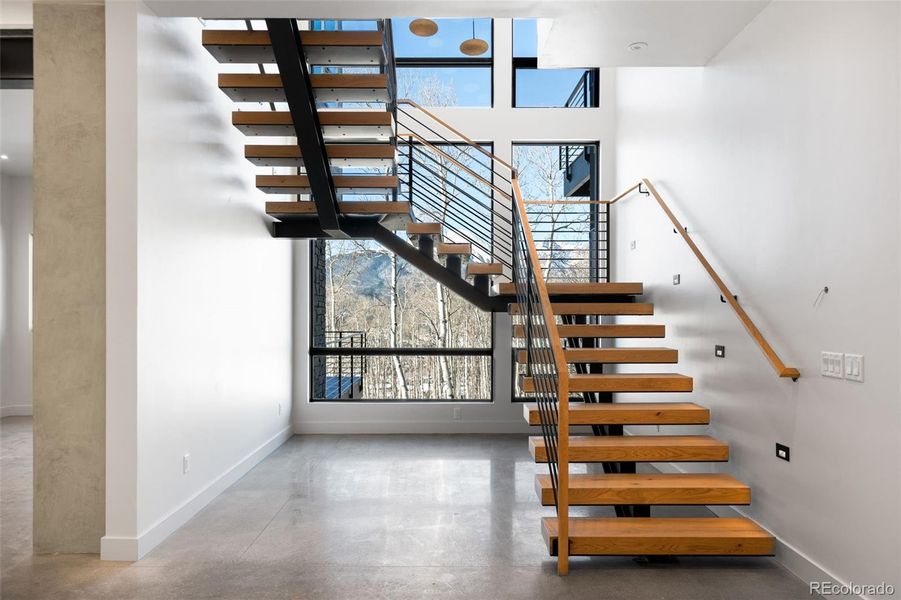 Spacious, unfurnished interior of a new home in , Silverthorne (Image 18).