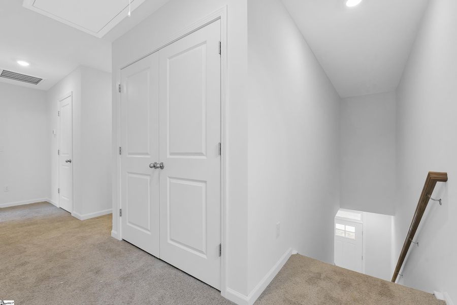 Spacious, unfurnished interior of a new home in Sedona, Greenville (Image 21).