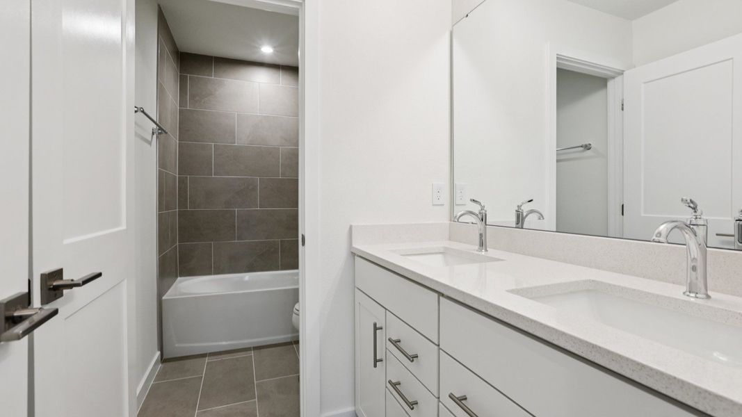 Naples Guest Bath at Grasslands West in Lakeland FL