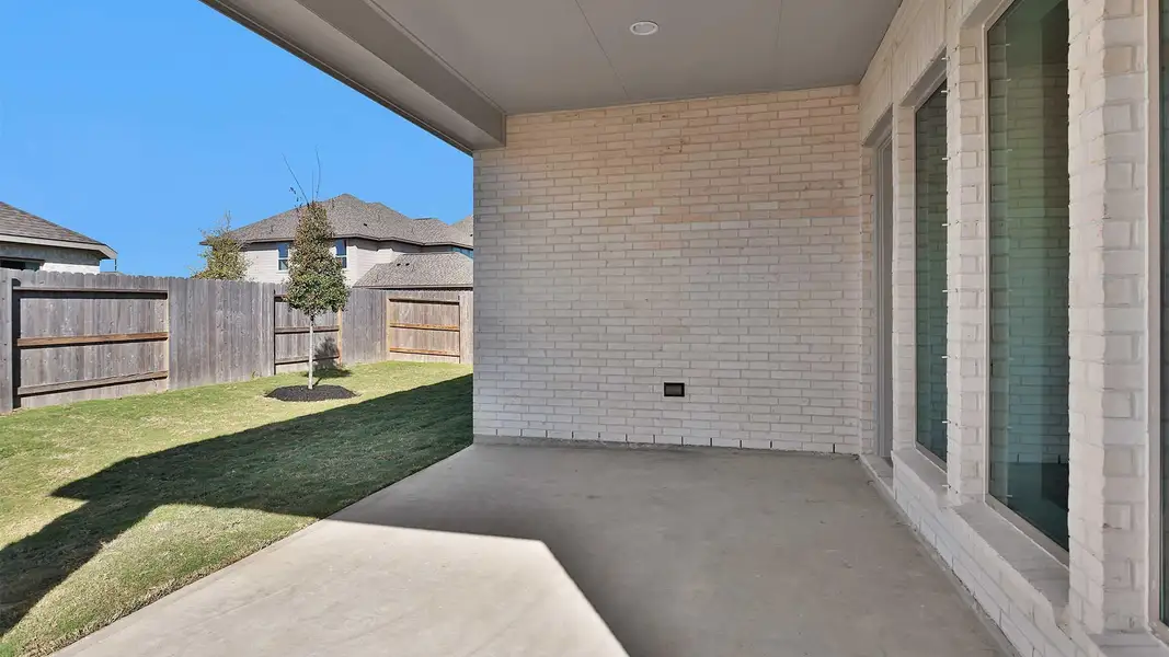 Exterior details and patio area of a home in Valencia, Manvel (Image 3).