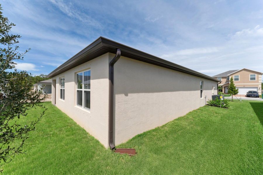 Exterior details and patio area of a home in , Fort Pierce (Image 27).
