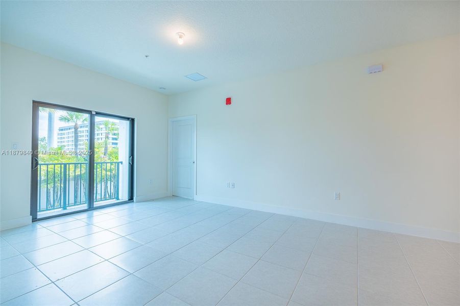 Spacious, unfurnished interior of a new home in , Doral (Image 18).
