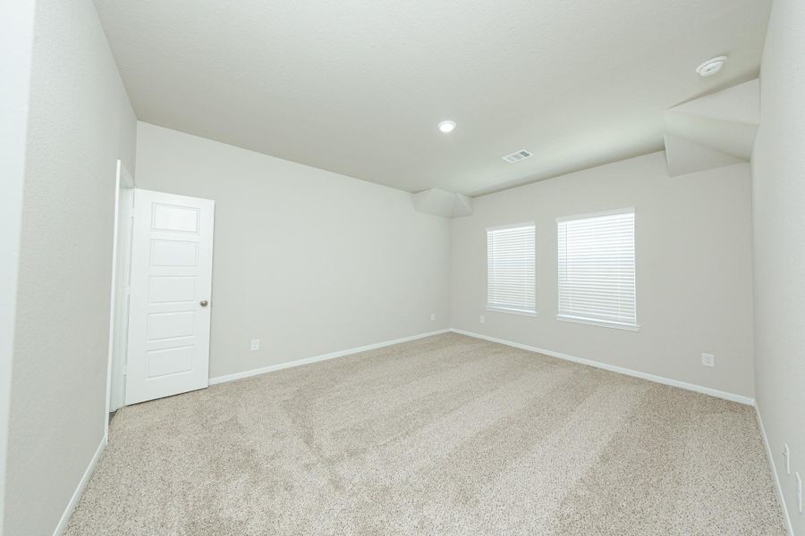 Spacious, unfurnished interior of a new home in Mackenzie Creek, Conroe (Image 11).