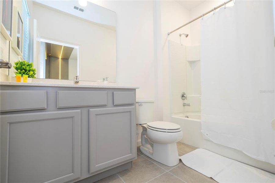 Furnished interior view inside a new home in , Orlando (Image 55).