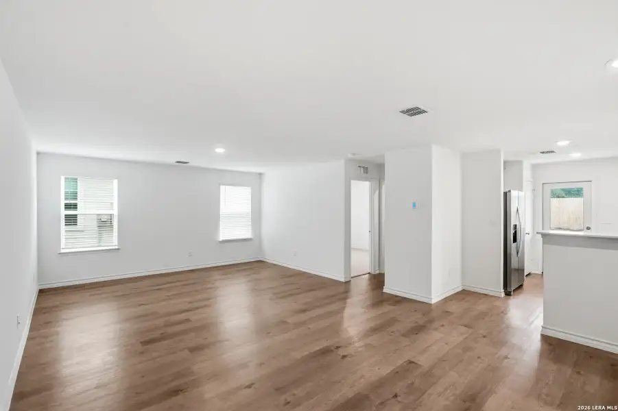 Spacious, unfurnished interior of a new home in Vista Real, Converse (Image 24).
