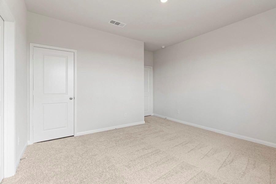 Spacious, unfurnished interior of a new home in Canterra Creek, Iowa Colony (Image 13).