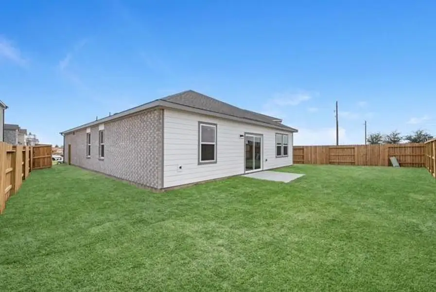 Exterior details and patio area of a home in Sunterra Lakes, Brookshire (Image 3).