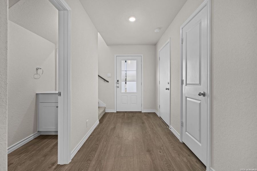 Spacious, unfurnished interior of a new home in Stonehill, San Antonio (Image 14).