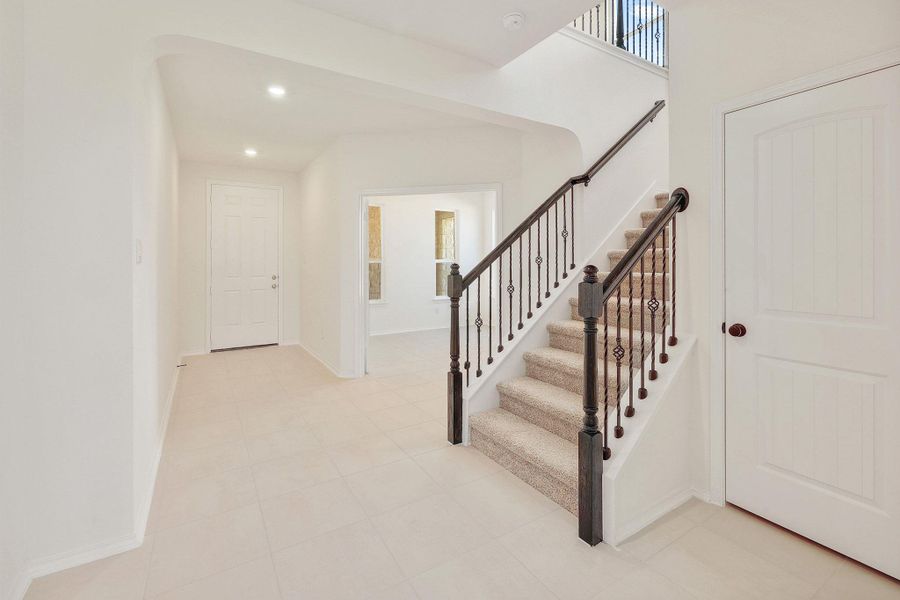 Spacious, unfurnished interior of a new home in River Bluff, Leander (Image 27).