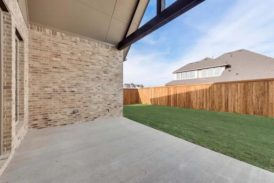 Spacious, unfurnished interior of a new home in Gideon Grove, Rockwall (Image 14).