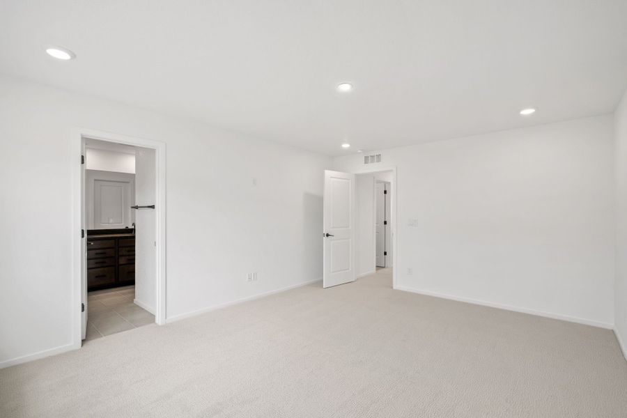Spacious, unfurnished interior of a new home in Harvest Crossing, Aurora (Image 20).