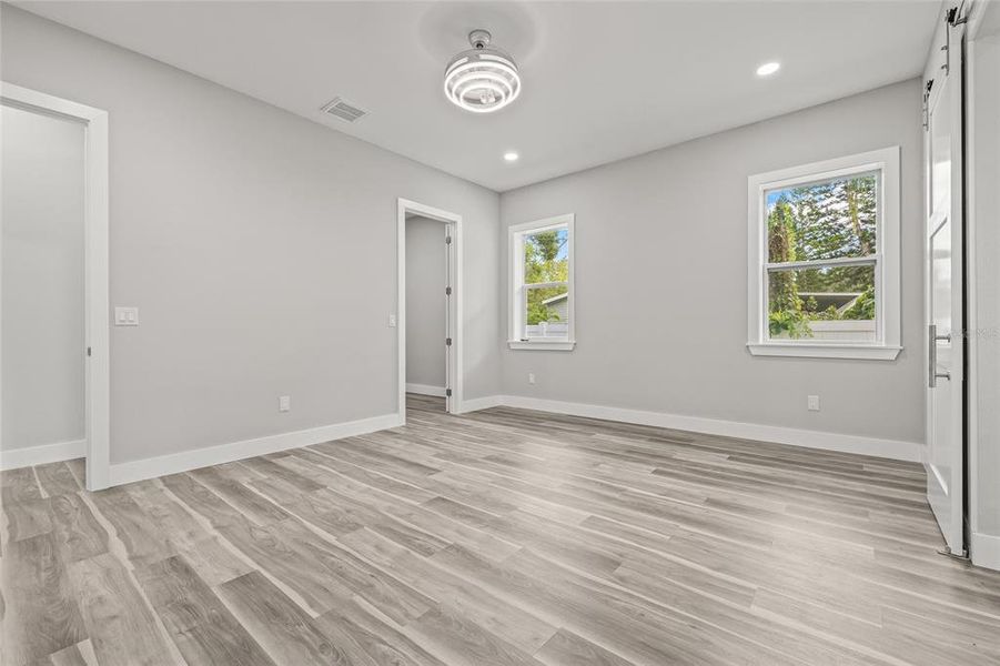Spacious, unfurnished interior of a new home in , Tampa (Image 17).