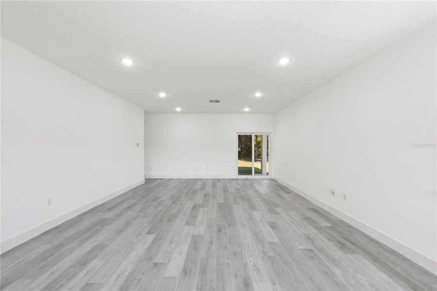 Spacious, unfurnished interior of a new home in , Clermont (Image 19).