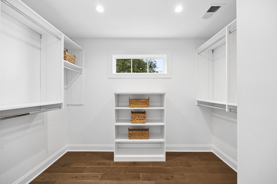 Spacious, unfurnished interior of a new home in , Beaufort (Image 20).
