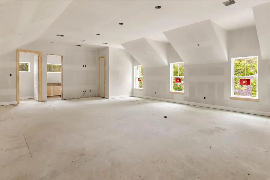 HUGE bright and airy bonus room with high ceilings and abundant natural light. Ideal for relaxing or hosting gatherings. HUGE bright and airy bonus room with high ceilings and abundant natural light. Ideal for relaxing or hosting gatherings.