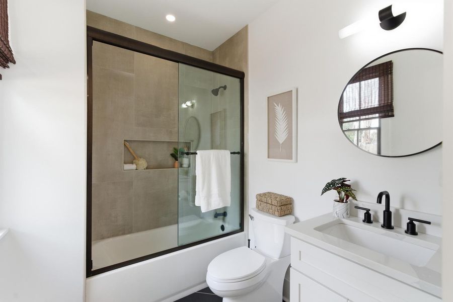 Furnished interior view inside a new home in , Charleston (Image 70).