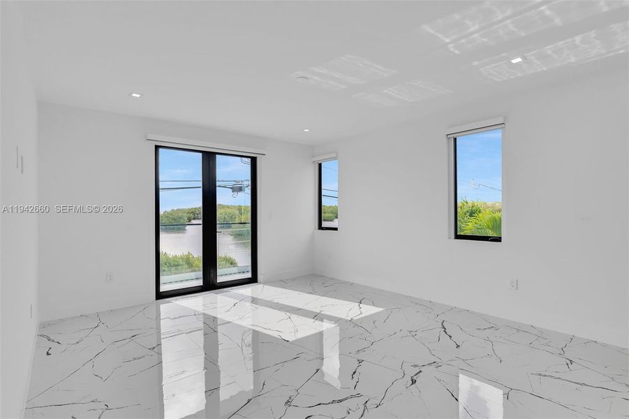 Spacious, unfurnished interior of a new home in , Key Largo (Image 26).
