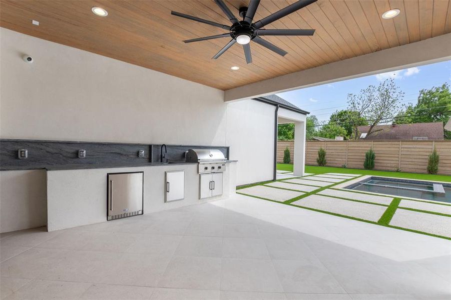 Built in out kitchen, pool and spa. Built in out kitchen, pool and spa.